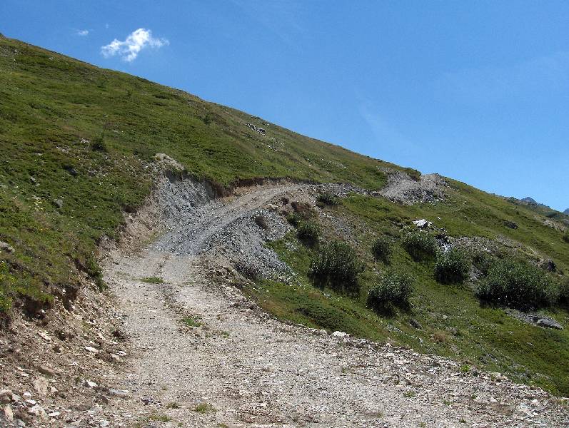 5 la piste continue avec de profonds afouillements.JPG